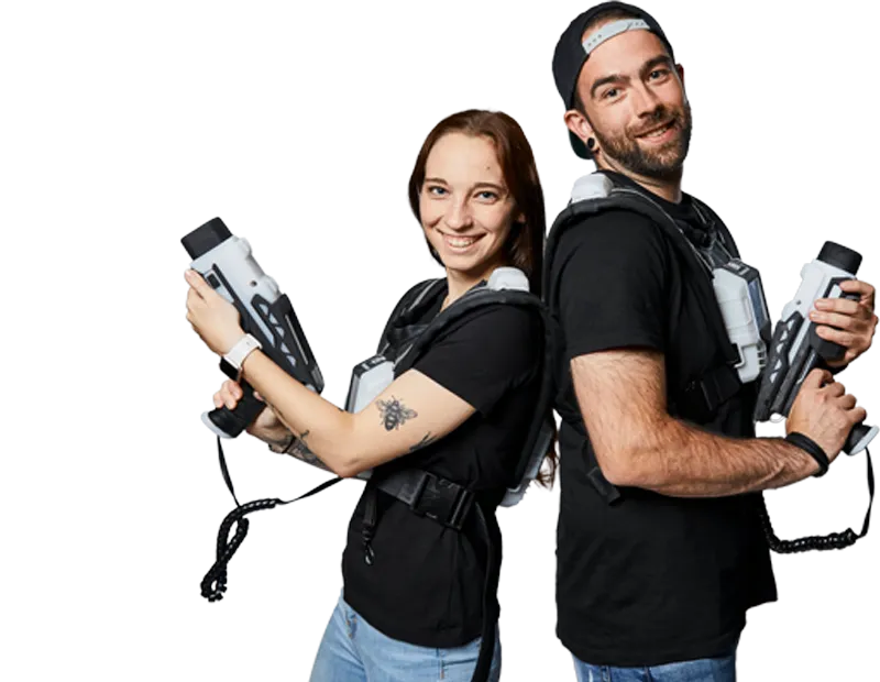 date lasertag paar posiert