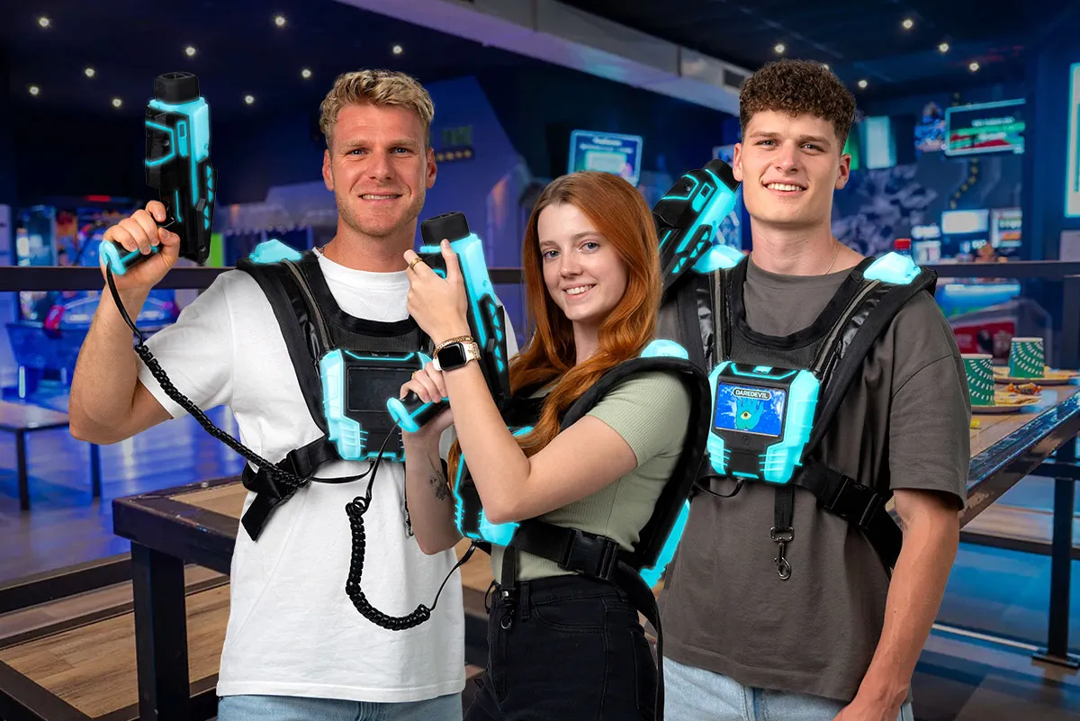 LaserZone Geburtstagsfeier mit lasertag freunde posieren