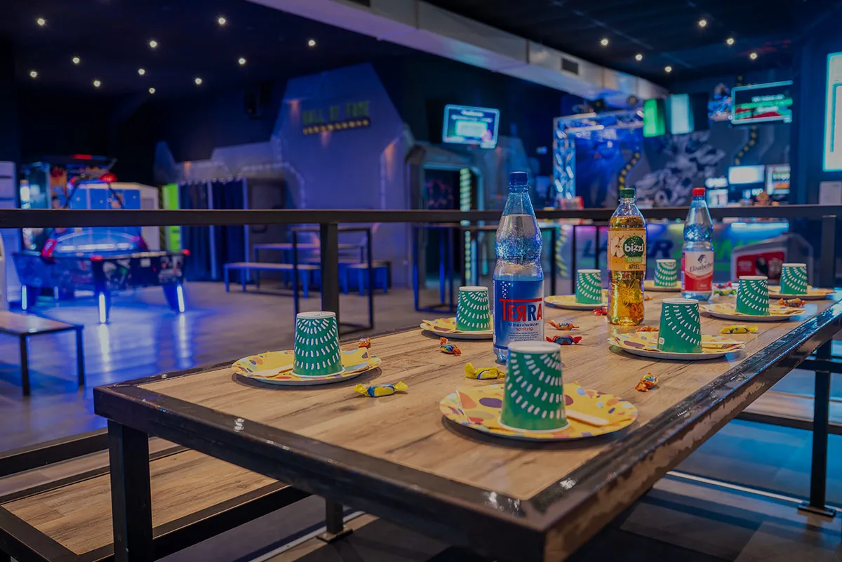gedeckter kindergeburtstagstisch in der laserzone