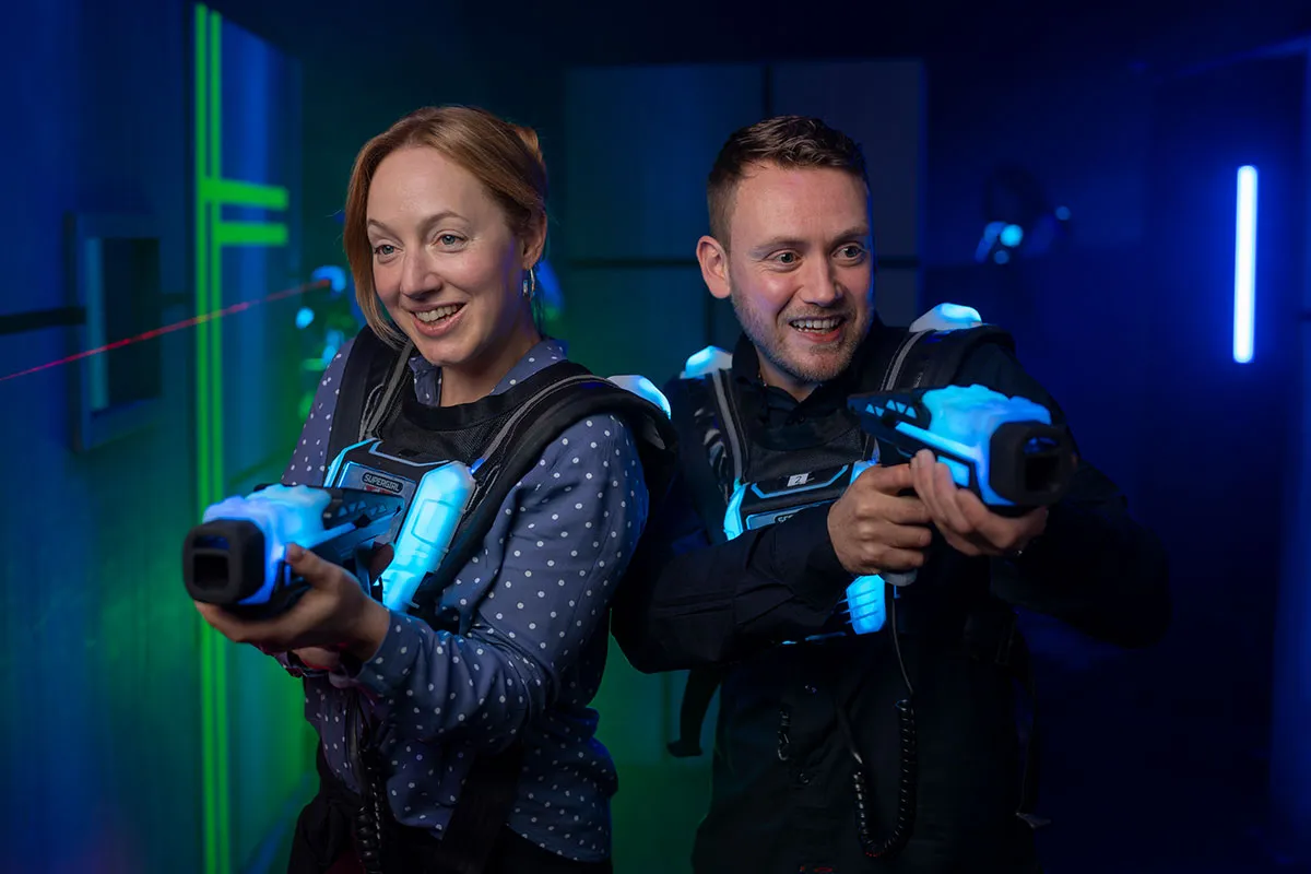 ein Paar beim lasertag date