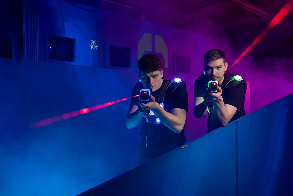 zwei maenner zielen mit dem laser beim lasertag