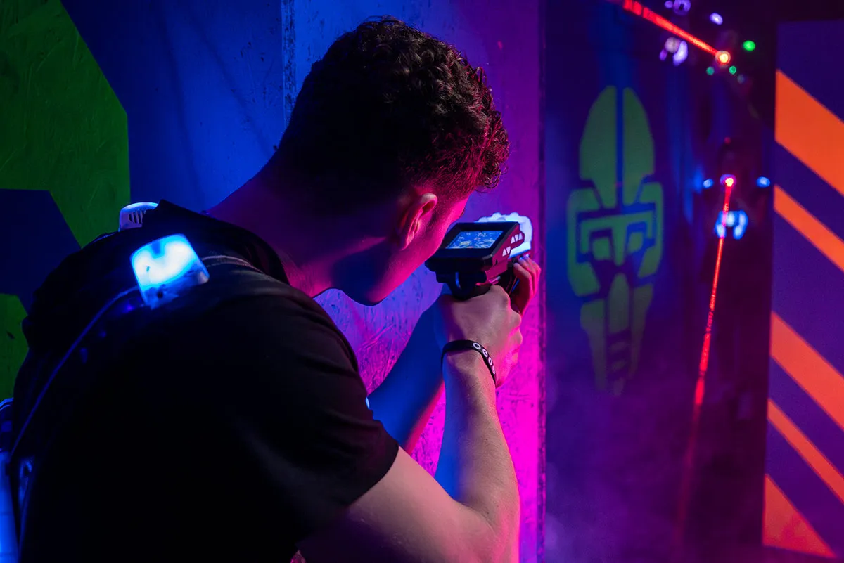 mann zielt mit phaser beim lasertag jga in der laserzone