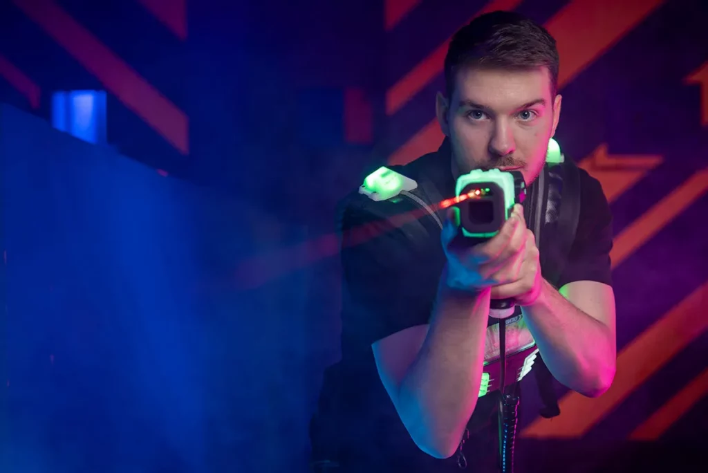 ein mann beim lasertag spielen in der laserzone frankfurt