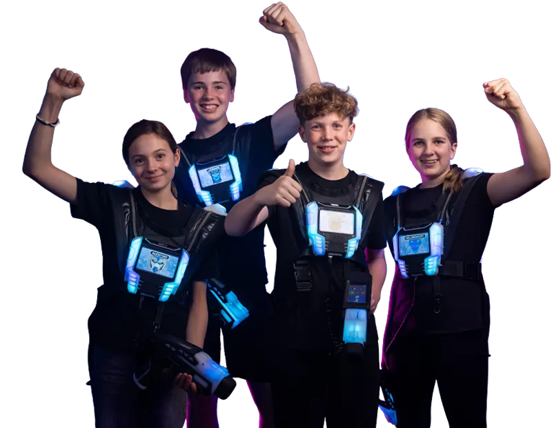 kinder jubeln beim schulausflug mit lasertag