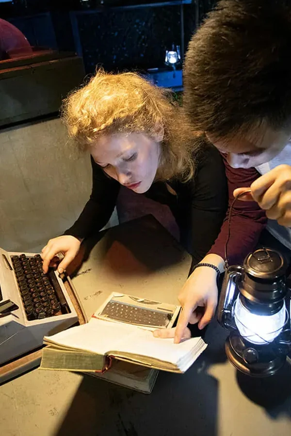 exitzone raetsel frau beim loesen