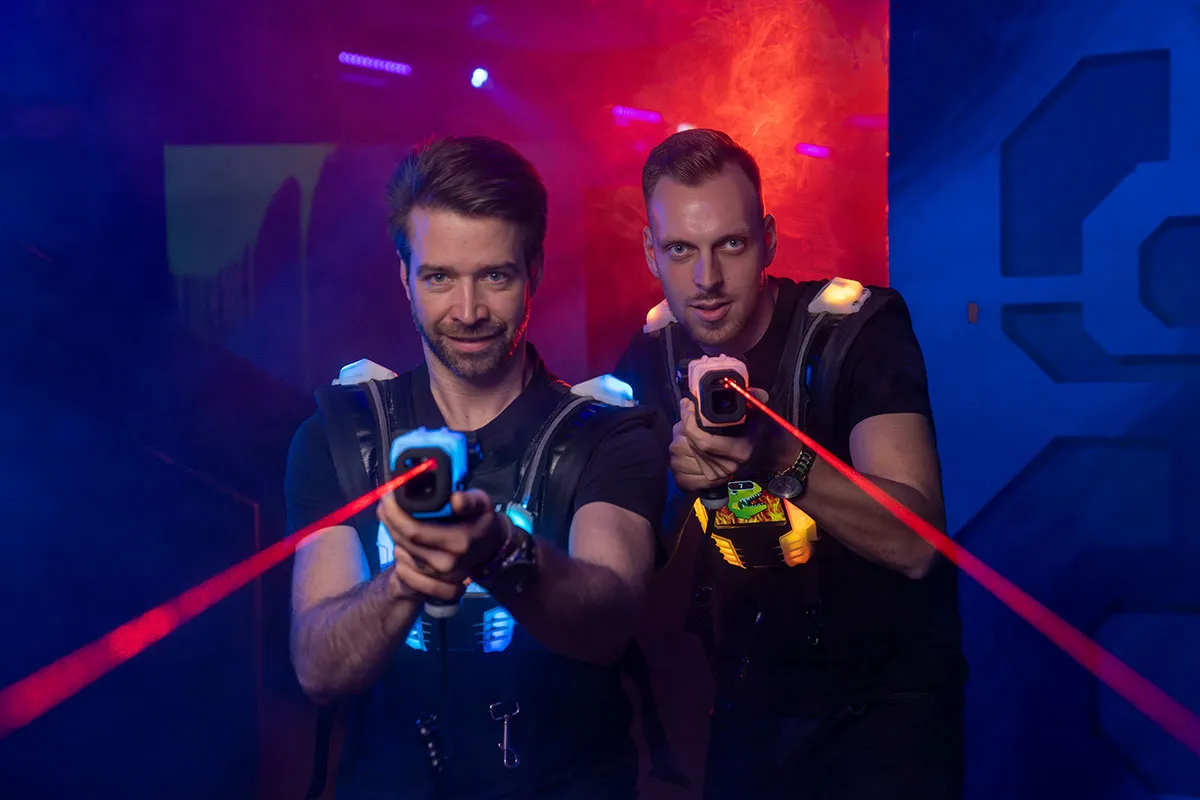 zwei maenner zielen mit dem laser beim lasertag jga