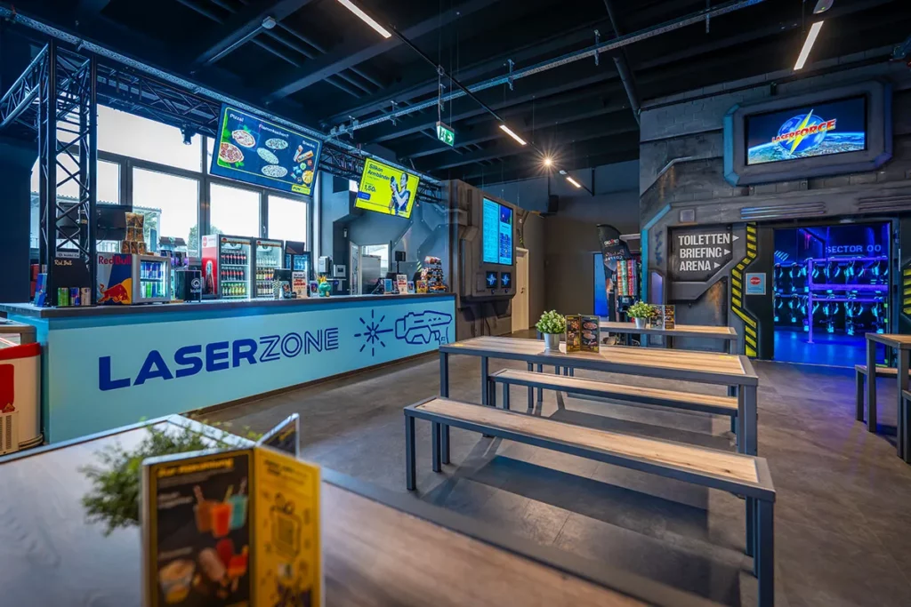 lasertag koeln arena chill bereich eingang und lounge
