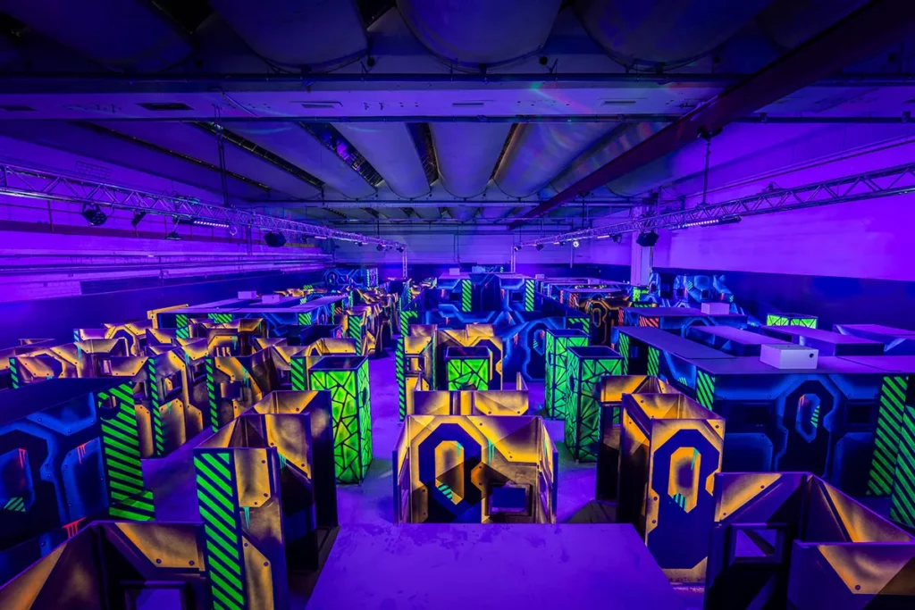 lasertag koeln arena uebersicht im weitwinkel alle gaenge