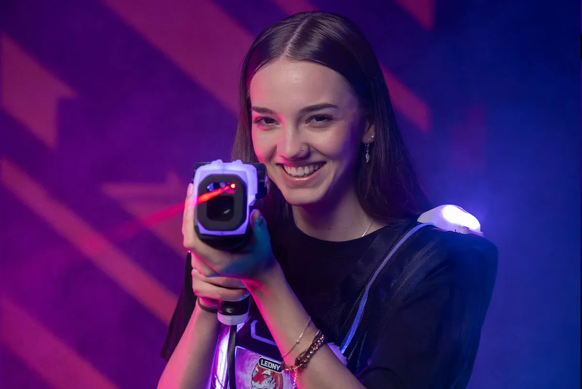 laserzone geburtstag frau ziel in kamera