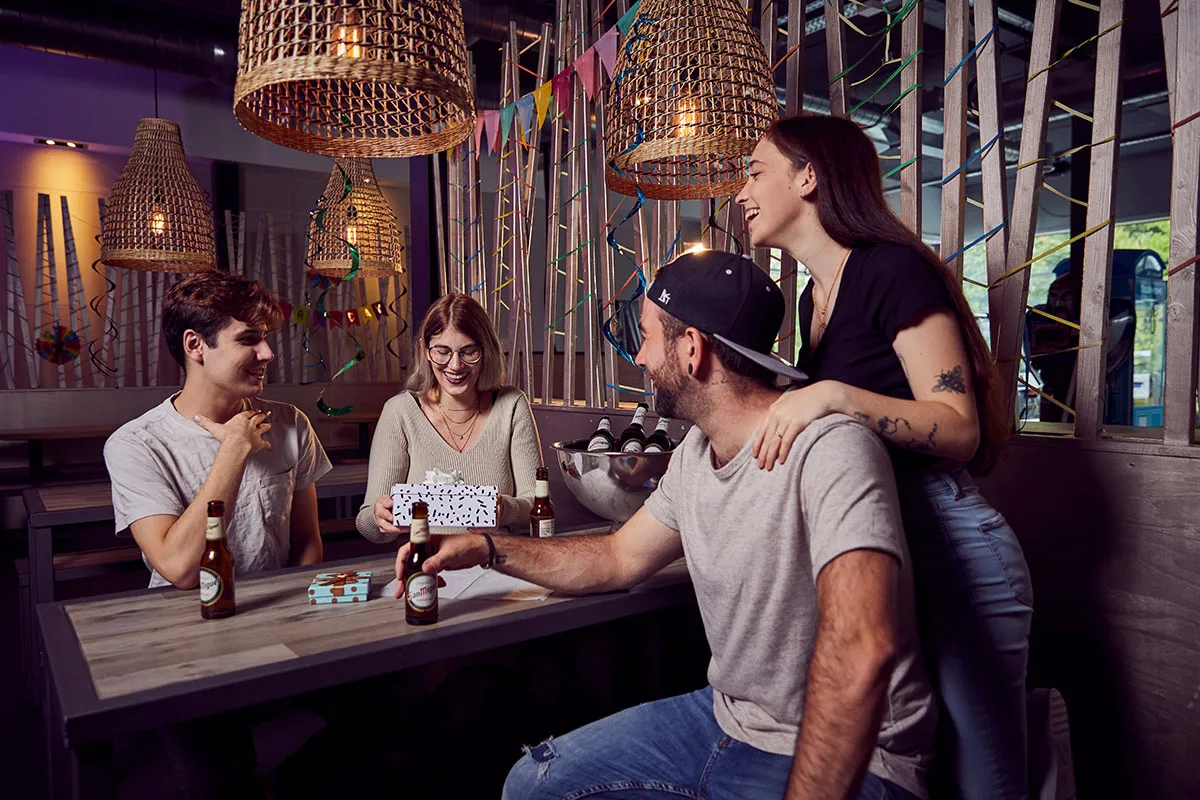 freunde feiern lasertag geburtstag in der laserzone