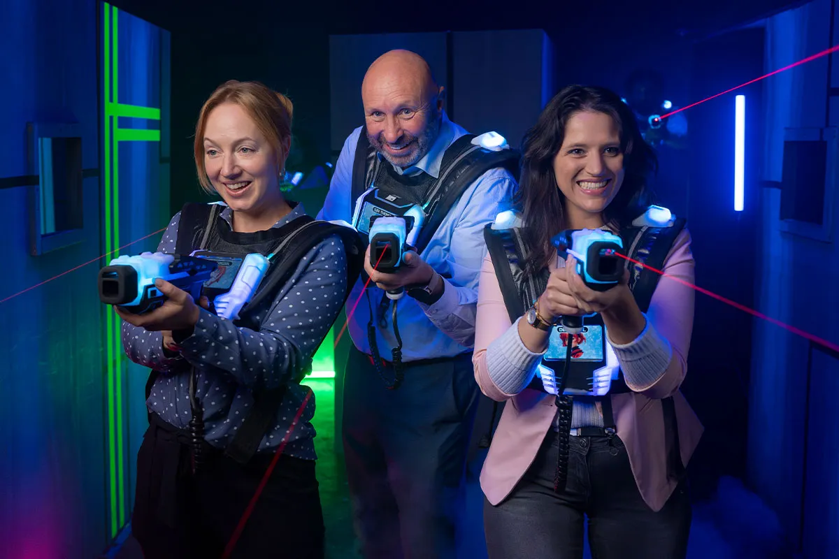 lasertag firmenfeier firmenkollegen spielen beim teamevent