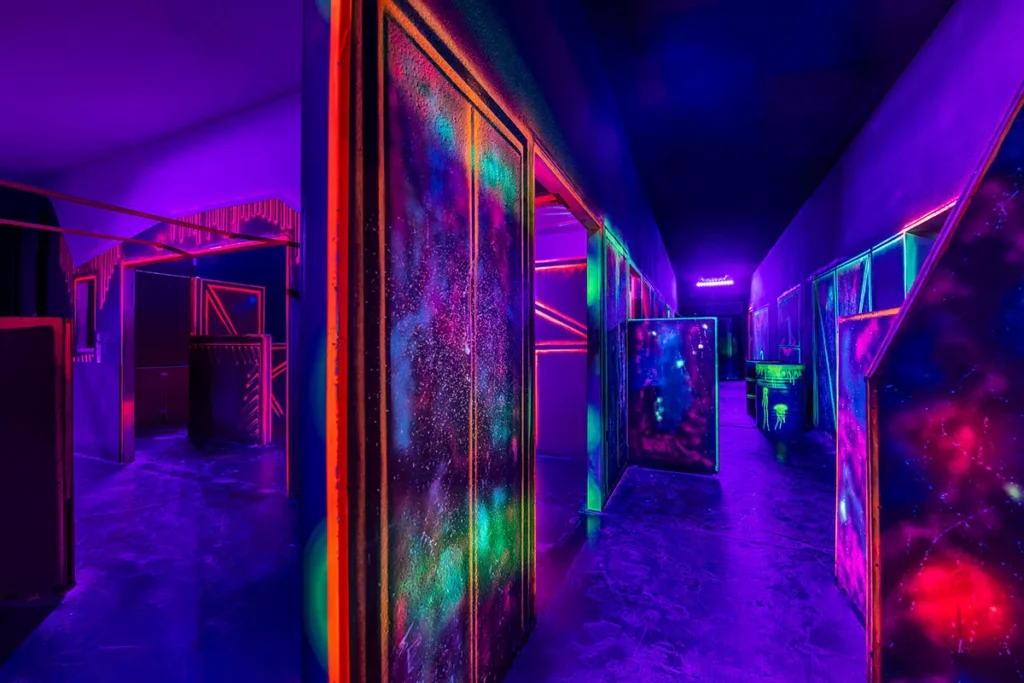 Lasertag Augsburg in der LaserZone mit farbigen gaengen